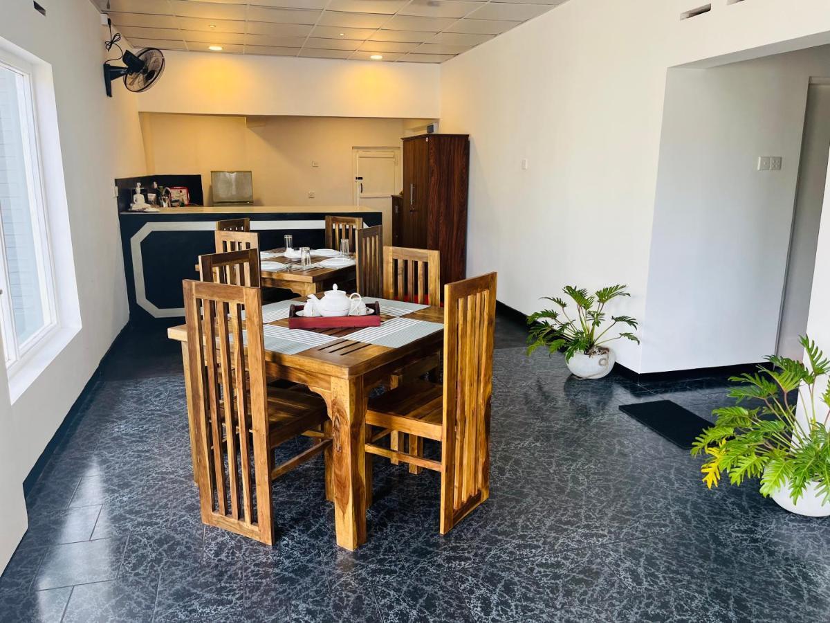 The Lake Round Guest House Kandy Exterior foto